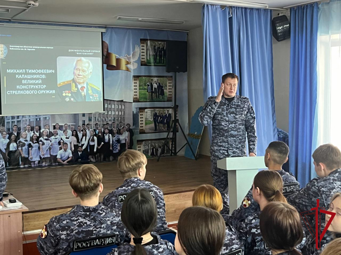 Памяти Михаила Калашникова посвящён урок от офицера Росгвардии