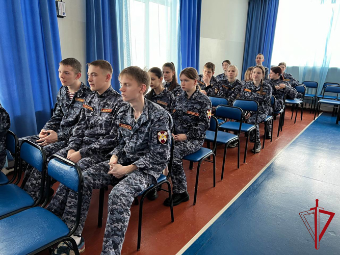 Военнослужащий Росгвардии провёл урок дорожной безопасности в Биробиджане