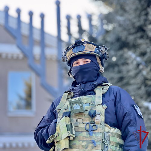 Росгвардеец спас замерзающую женщину с ребёнком на улице в  Биробиджане