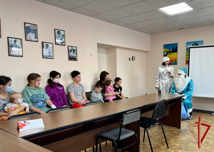 Дед Мороз специального назначения: Росгвардия подарила праздник маленьким пациентам