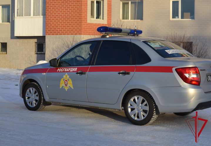 Росгвардейцы оперативно пришли на помощь мужчине в Биробиджане