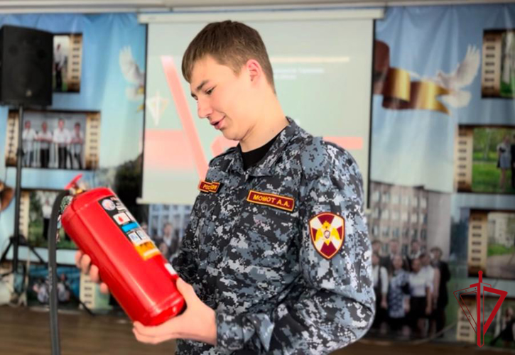 Ученики подшефного класса в Биробиджане осваивают правила пожарной безопасности со специалистами Росгвардии