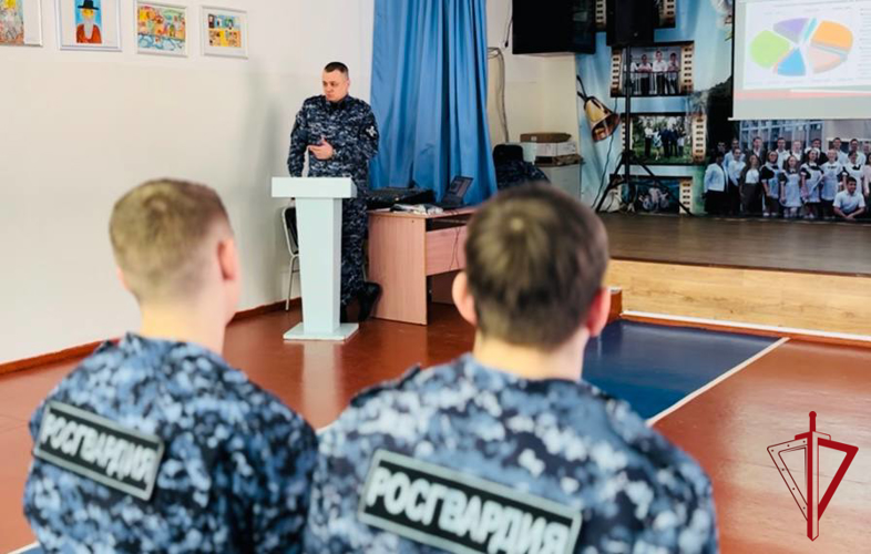 Ученики подшефного класса в Биробиджане осваивают правила пожарной безопасности со специалистами Росгвардии