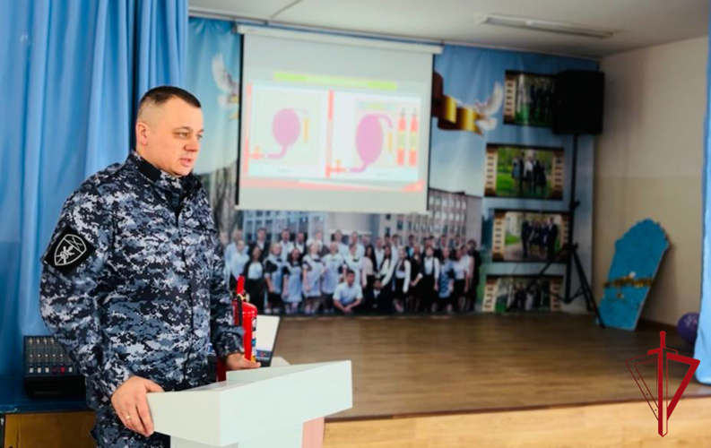 Ученики подшефного класса в Биробиджане осваивают правила пожарной безопасности со специалистами Росгвардии