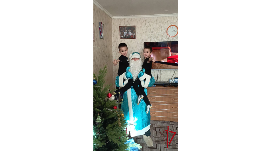 Подарки от Деда Мороза специального назначения вручены детям росгвардейцев в Биробиджане