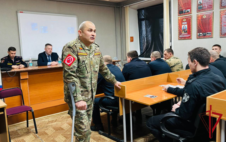 Герой России Рустам Сайфуллин встретился с бойцами спецподразделения Росгвардии в ЕАО