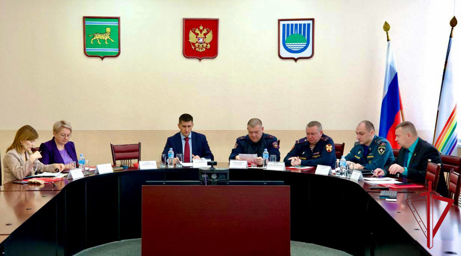 В преддверии праздников представители Росгвардии обсудили вопрос о введении дополнительных мер безопасности в Биробиджане