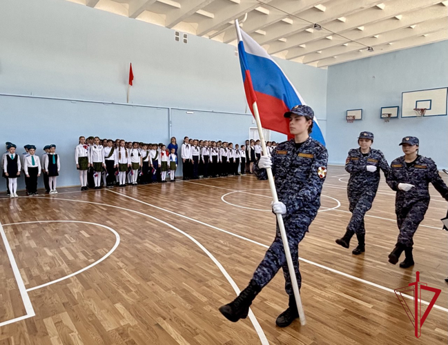 Представители Росгвардии вошли в состав жюри смотра строя и песни в Биробиджанской школе
