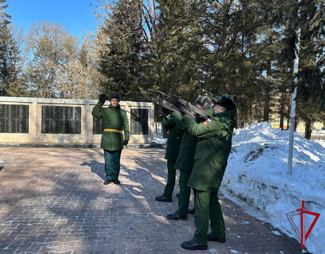 Росгвардейцы Биробиджана присоединились к памятным мероприятиям в честь Дня защитника Отечества