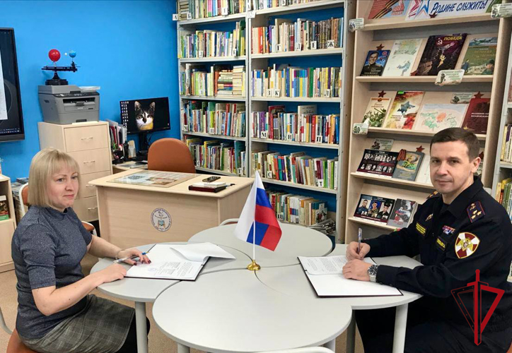 Росгвардия ЕАО и образовательные учреждения Биробиджана подписали соглашение о сотрудничестве