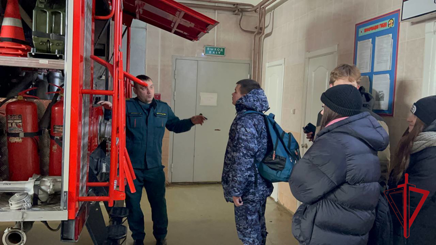 Офицер Росгвардии организовал экскурсию в пожарную часть ко Дню огнетушителя