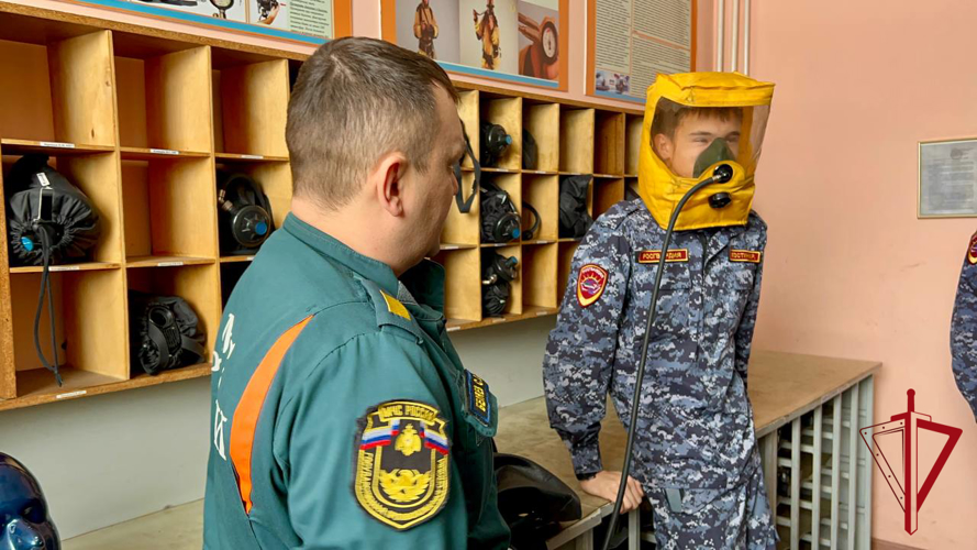 Офицер Росгвардии организовал экскурсию в пожарную часть ко Дню огнетушителя