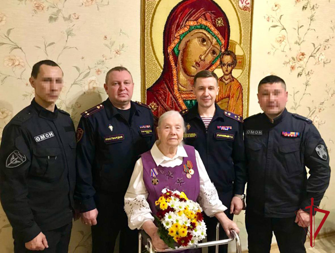 Ветеран ВОВ получила поздравления от руководства Управления Росгвардии по ЕАО к 8 марта