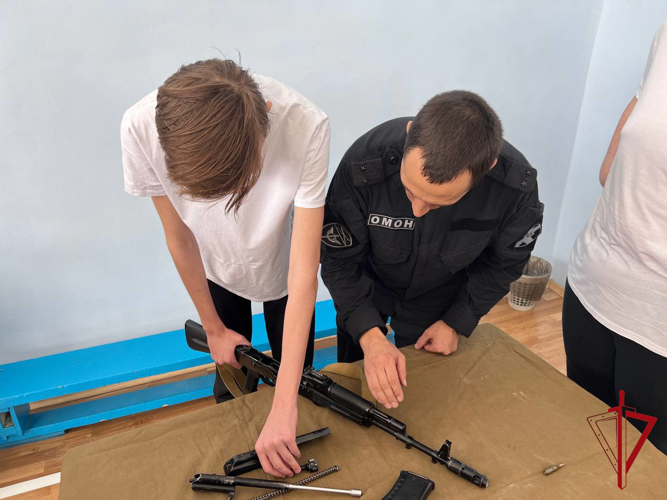 Биробиджанские школьники освоили строевой шаг вместе с росгвардейцами