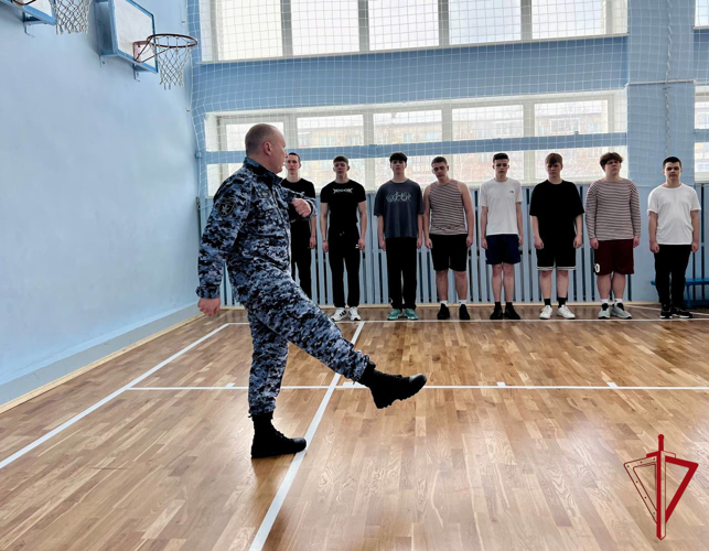 Биробиджанские школьники освоили строевой шаг вместе с росгвардейцами