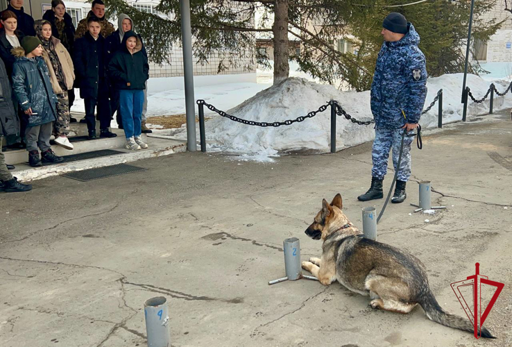 Росгвардия распахнула двери для школьников ЕАО: знакомство с профессией защитника Отечества