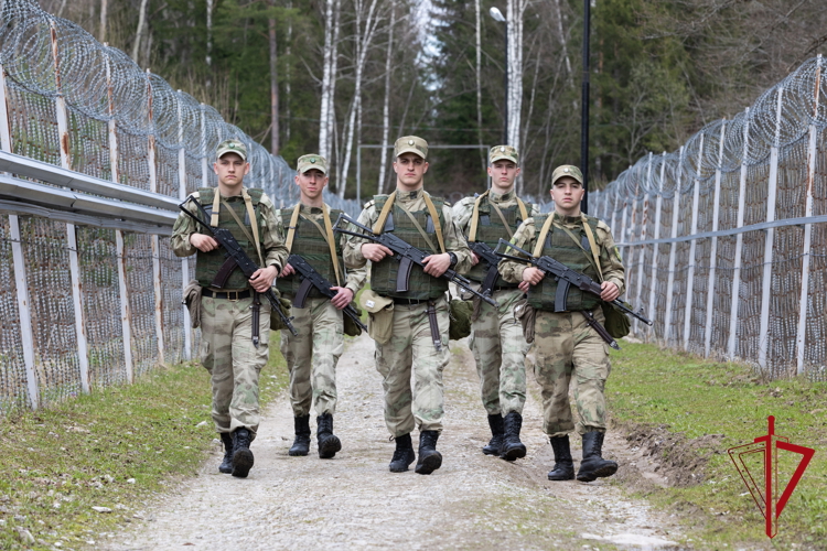Первый заместитель директора Росгвардии генерал-полковник Юрий Яшин поздравил военнослужащих соединений и воинских частей по охране ВГО и специальных грузов с профессиональным праздником