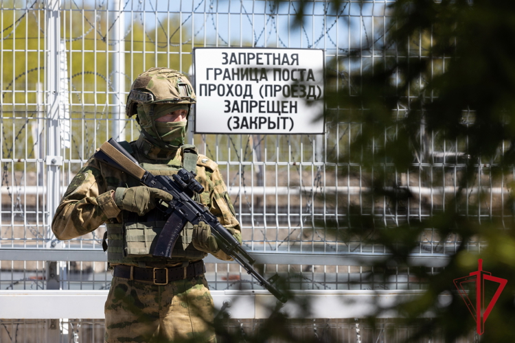 Первый заместитель директора Росгвардии генерал-полковник Юрий Яшин поздравил военнослужащих соединений и воинских частей по охране ВГО и специальных грузов с профессиональным праздником