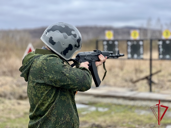 Офицеры Росгвардии ЕАО обучают детей военным профессиям на «Зарнице 2.0»