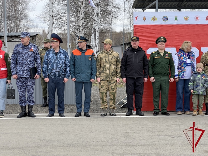 Офицеры Росгвардии ЕАО обучают детей военным профессиям на «Зарнице 2.0»
