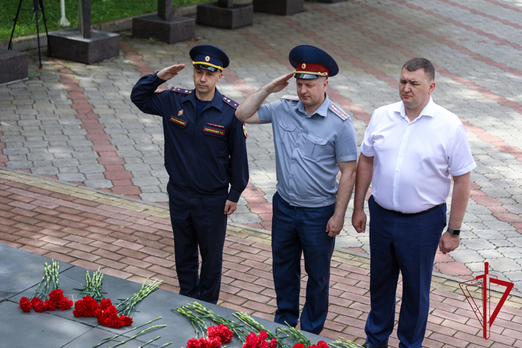 Руководство Росгвардии по Еврейской автономии приняло участие в памятном мероприятии в День памяти и скорби