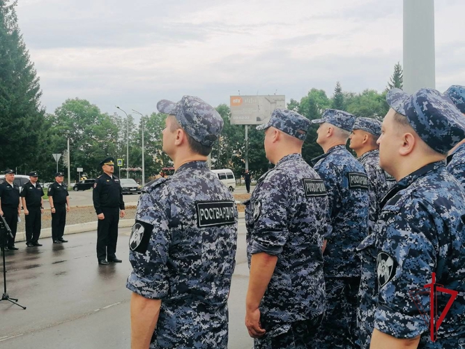 Гарнизонный развод нарядов полиции и Росгвардии состоялся в Биробиджане