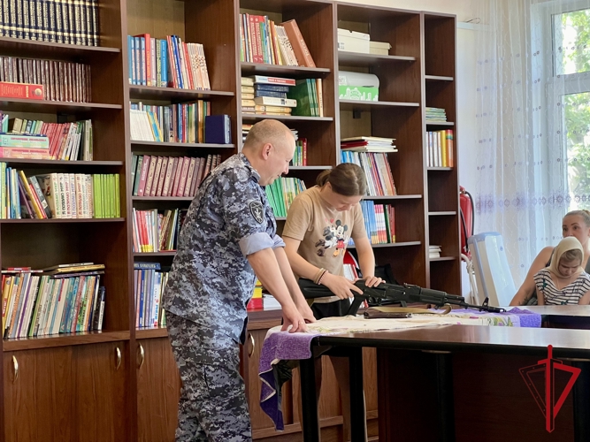 Знакомство с историей Росгвардии и настоящим оружием прошло в рамках акции «Каникулы с Росгвардией»