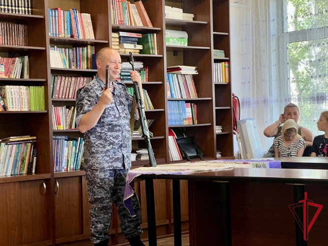Знакомство с историей Росгвардии и настоящим оружием прошло в рамках акции «Каникулы с Росгвардией»