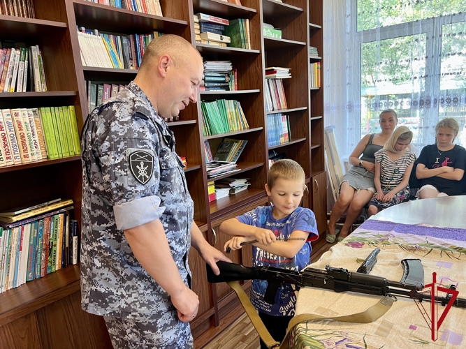 Знакомство с историей Росгвардии и настоящим оружием прошло в рамках акции «Каникулы с Росгвардией»