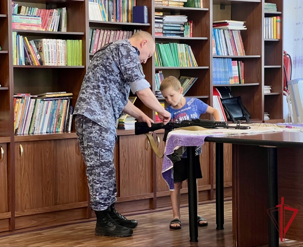 Знакомство с историей Росгвардии и настоящим оружием прошло в рамках акции «Каникулы с Росгвардией»