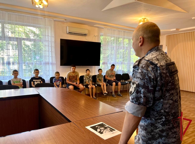 В Биробиджане росгвардейцы провели патриотический урок, посвящённый жизненному пути Ивана Яковлева