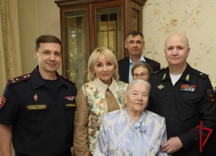 Глава региона и начальник Росгвардии по ЕАО поздравили ветерана ВОВ с 95-летием