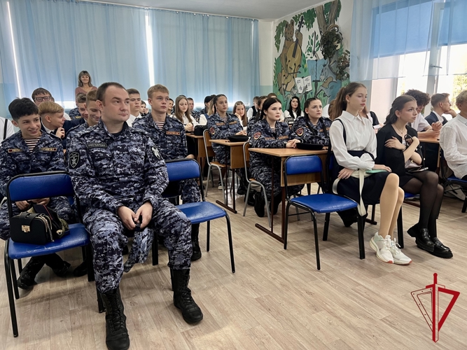 Урок чести провели офицеры Росгвардии в биробиджанской школе № 7