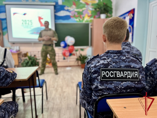 Урок чести провели офицеры Росгвардии в биробиджанской школе № 7