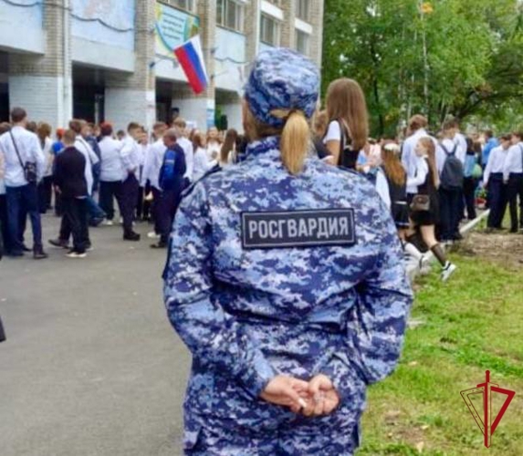 Специалисты Росгвардии обеспечили безопасность Дня знаний в ЕАО