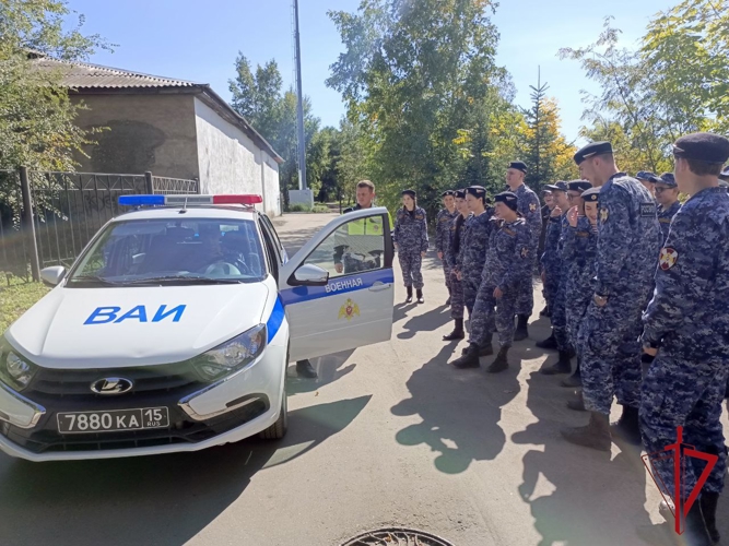 Урок безопасности от Росгвардии прошёл для учеников профильного класса биробиджанской школы 