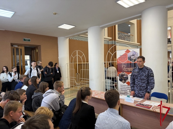  Росгвардия по ЕАО открывает двери молодым профессионалам на ярмарке вакансий «Работа России»