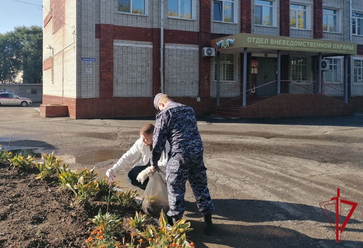 Активисты Росгвардии присоединились к проекту «Зелёная Россия» в Биробиджане 