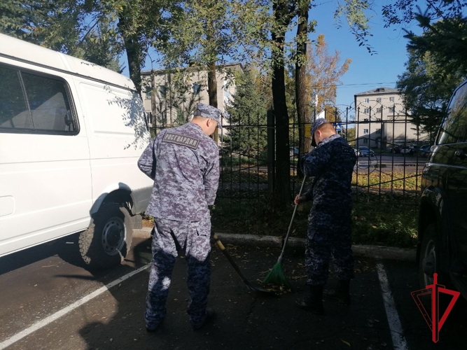Активисты Росгвардии присоединились к проекту «Зелёная Россия» в Биробиджане