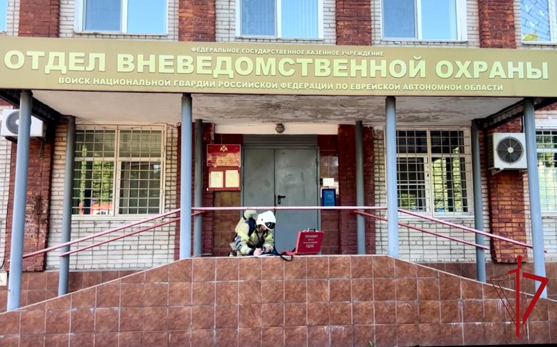 Подразделения Росгвардии и МЧС успешно провели совместную тренировку по ликвидации техногенного пожара в Биробиджане