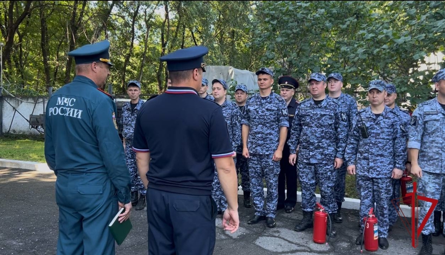 Подразделения Росгвардии и МЧС успешно провели совместную тренировку по ликвидации техногенного пожара в Биробиджане
