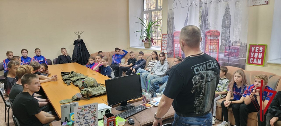 Школьники Биробиджана познакомились с работой ОМОН Росгвардии
