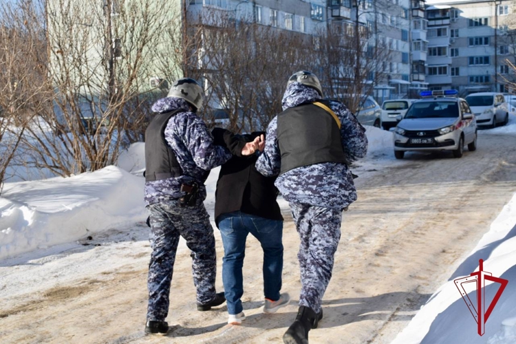 Агрессор, устраивающий беспорядки в отеле, задержан силами Росгвардии в Биробиджане