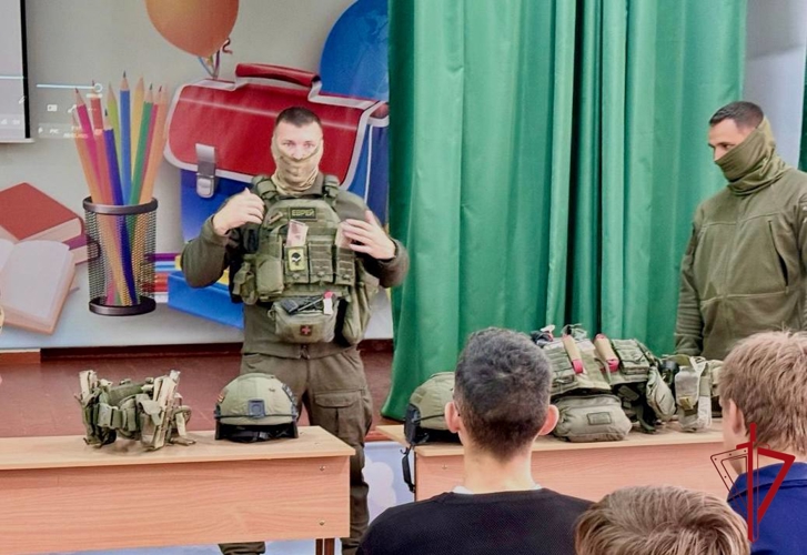 Юные патриоты Биробиджана познакомились с жизнью спецназа Росгвардии