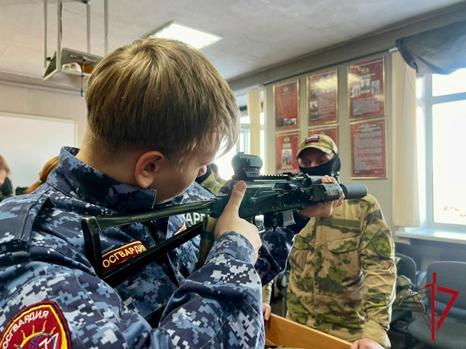 Юные патриоты погрузились в атмосферу службы в элитном подразделении ОМОН