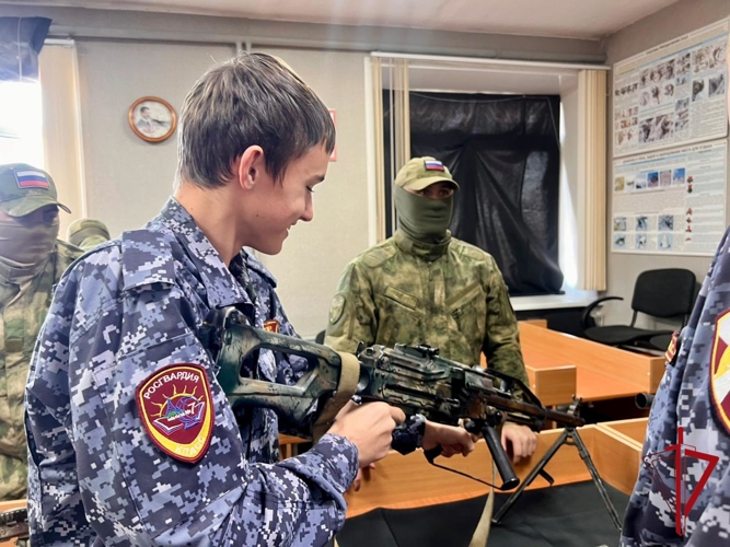 Юные патриоты погрузились в атмосферу службы в элитном подразделении ОМОН