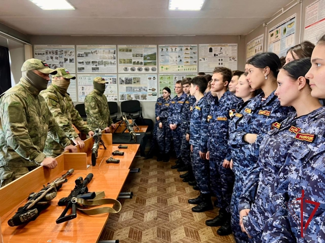 Юные патриоты погрузились в атмосферу службы в элитном подразделении ОМОН