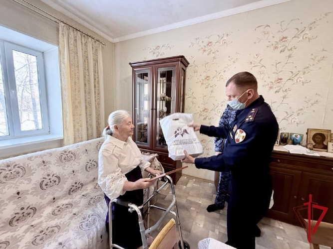 Акция «С Новым годом, ветеран!» прошла в Росгвардии по ЕАО