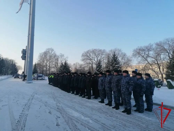 Гарнизонный развод нарядов Росгвардии и полиции прошел в саду Воинского духа