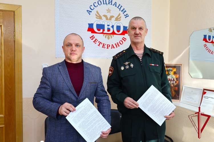 В Биробиджане председатель регионального отделения совета ветеранов Росгвардии и руководитель Ассоциации ветеранов СВО подписали соглашение 